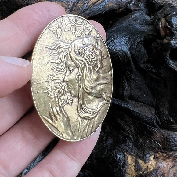 Vintage Art Nouveau Brooch Pin Brass Oval Gold Tone Fairy Woman Embossed Metal - Picture 4 of 9
